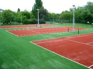 Sân tennis màu cỏ giả
